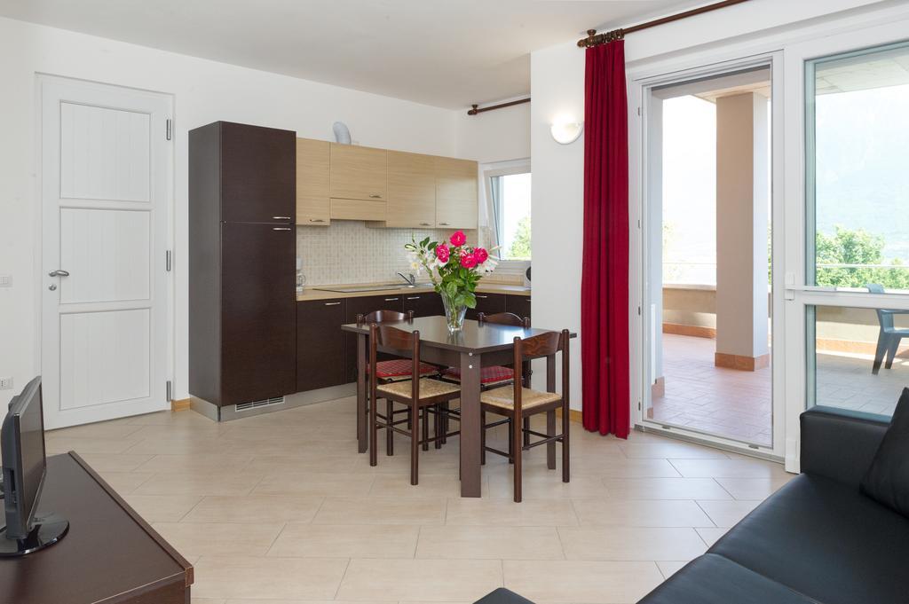Residence Le Azalee & Spa Vercana Pokoj fotografie