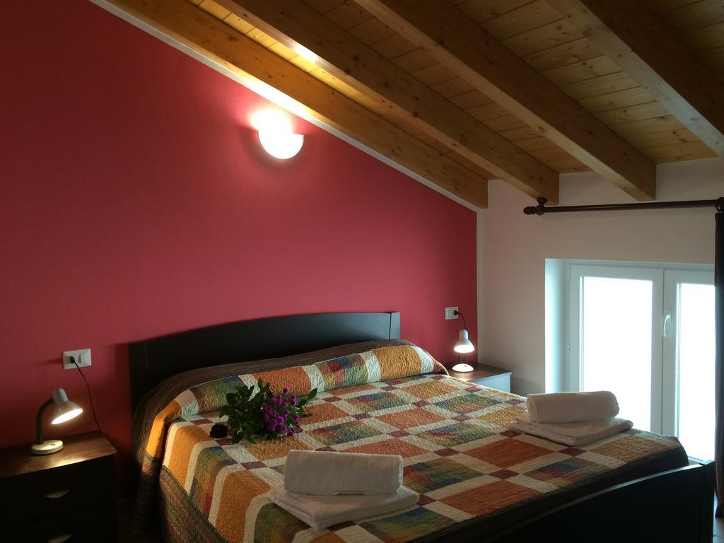 Residence Le Azalee & Spa Vercana Pokoj fotografie