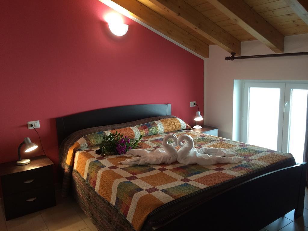 Residence Le Azalee & Spa Vercana Pokoj fotografie