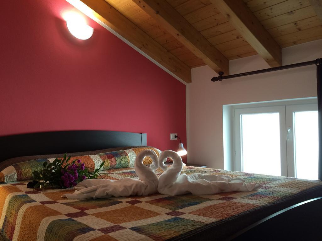 Residence Le Azalee & Spa Vercana Pokoj fotografie
