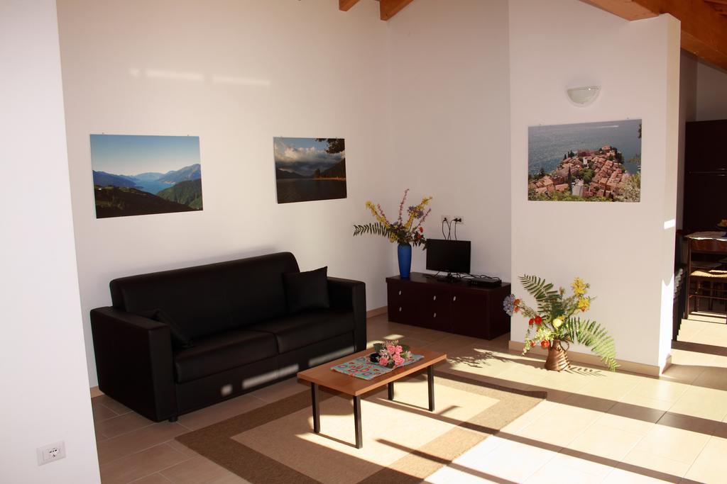Residence Le Azalee & Spa Vercana Pokoj fotografie