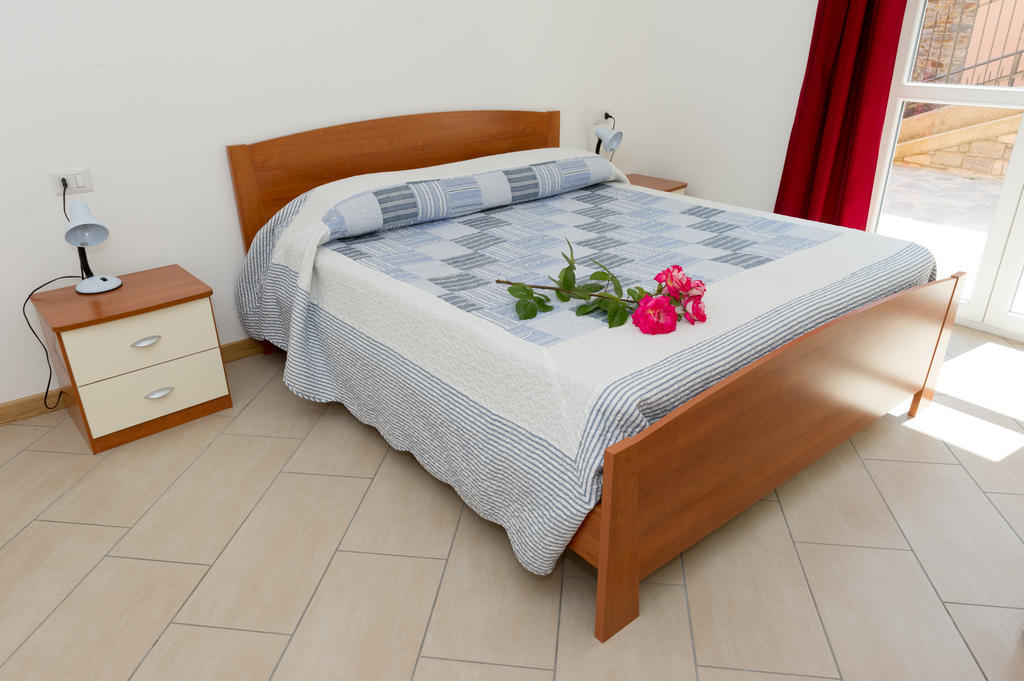 Residence Le Azalee & Spa Vercana Pokoj fotografie